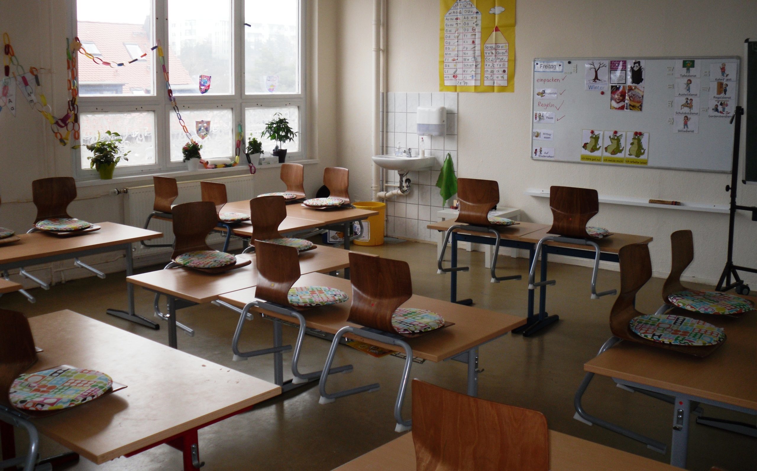 Öffnung auf dem Rücken der Schulen und Kitas