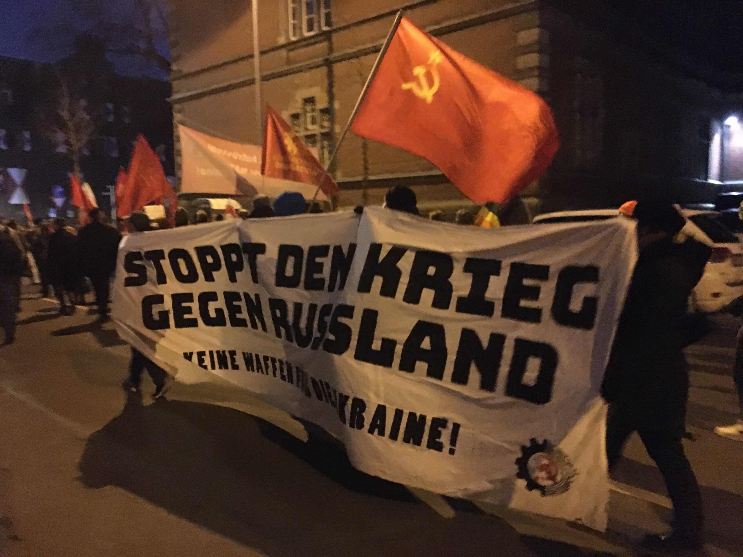 <strong>Gegen die NATO – nicht gegen Russland!</strong> <strong>Aktionsbericht zum Jahrestag der russischen Militärintervention in der Ukraine</strong>