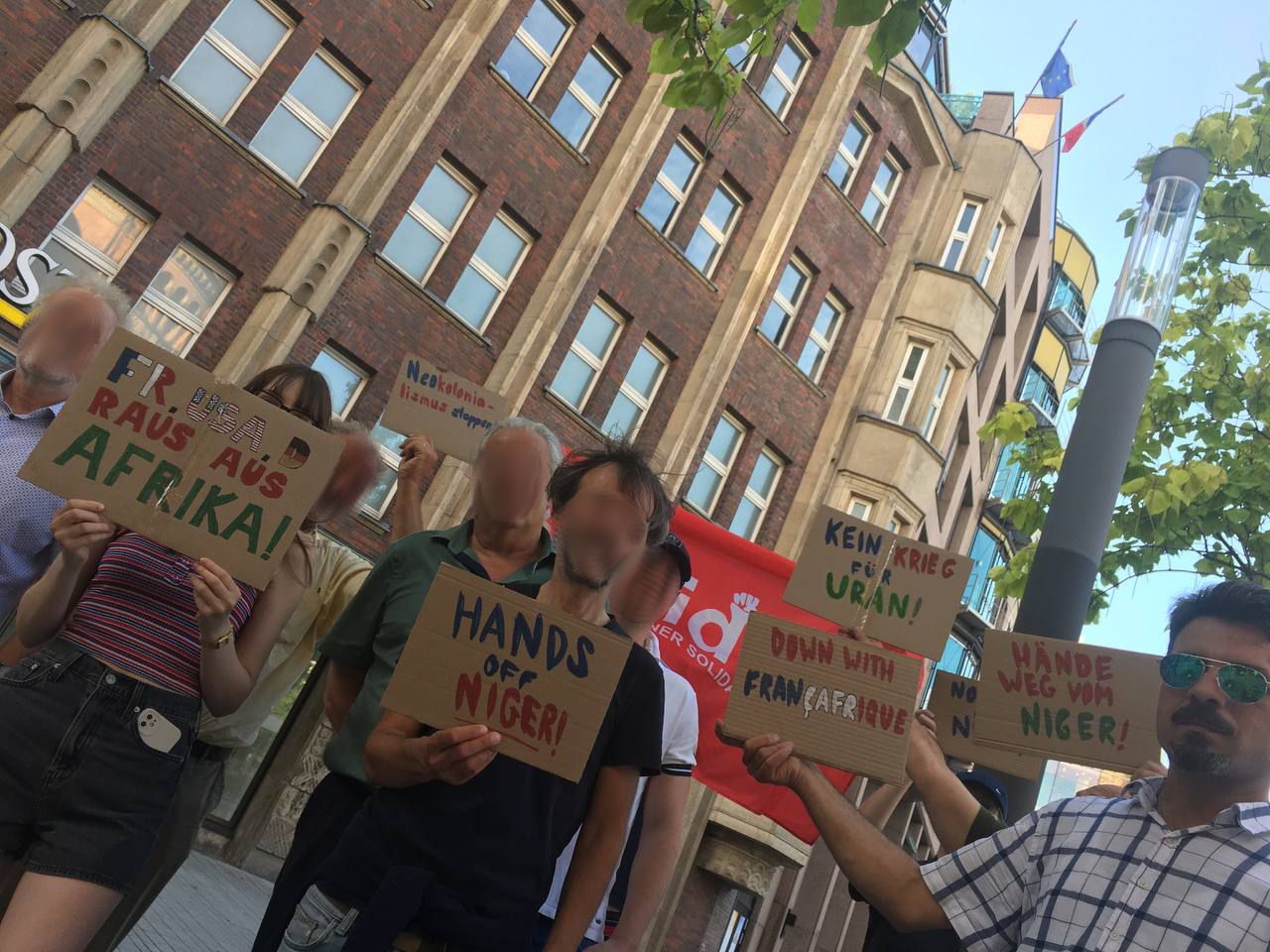 Hände weg von Niger: Protestaktionen in Frankfurt und Düsseldorf
