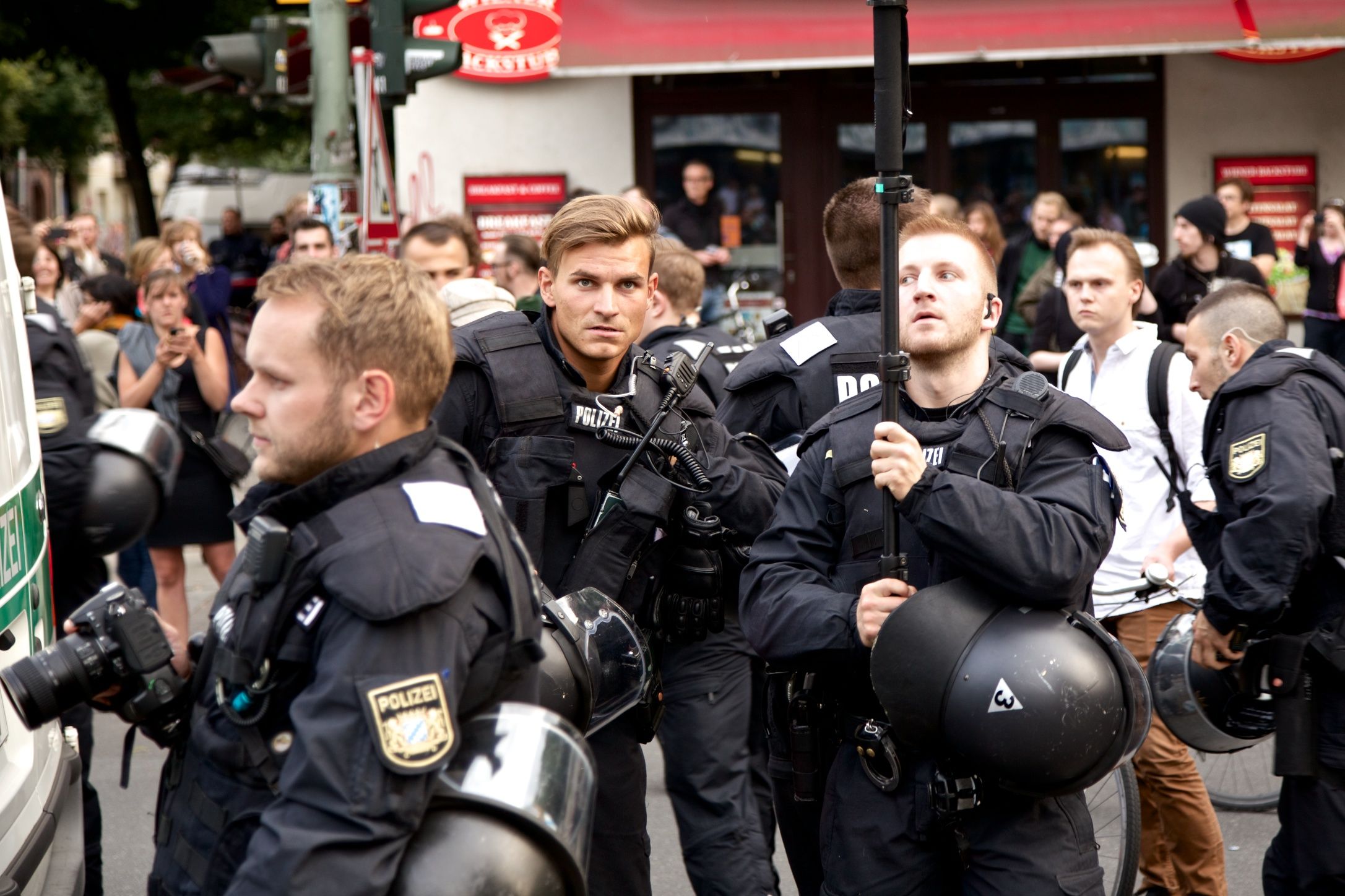 Demokratie auf den Lippen und Maschinengewehr im Anschlag