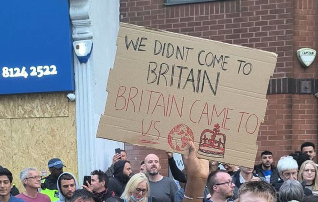 Antirassismus und Antiimperialismus gehören zusammen: Zwei Artikel zu den aktuellen Pogromen in Großbritannien