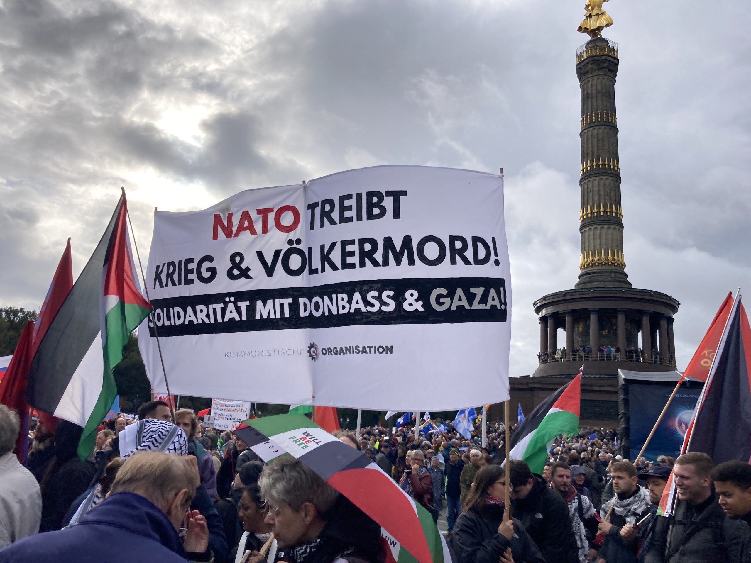 Teilnehmer und Bühne getrennt – Friedensdemonstration in Berlin
